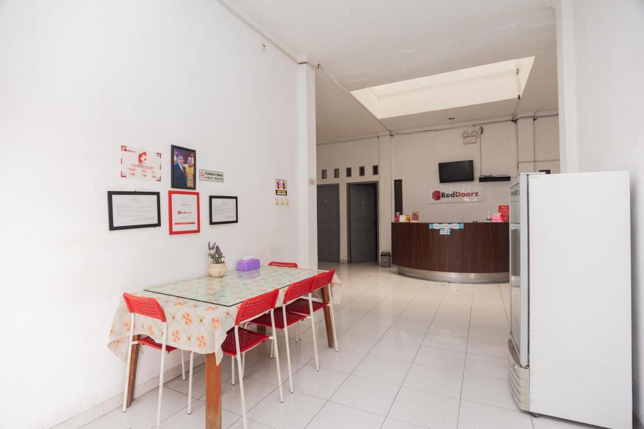 Reddoorz Syariah Near Grand Galaxy Park Otel Ceger Dış mekan fotoğraf