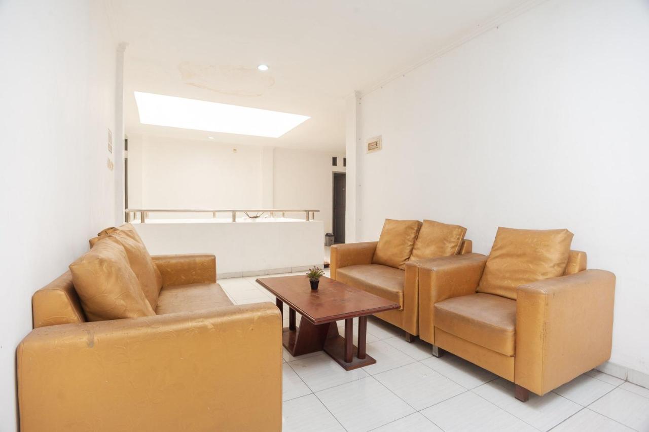 Reddoorz Syariah Near Grand Galaxy Park Otel Ceger Dış mekan fotoğraf