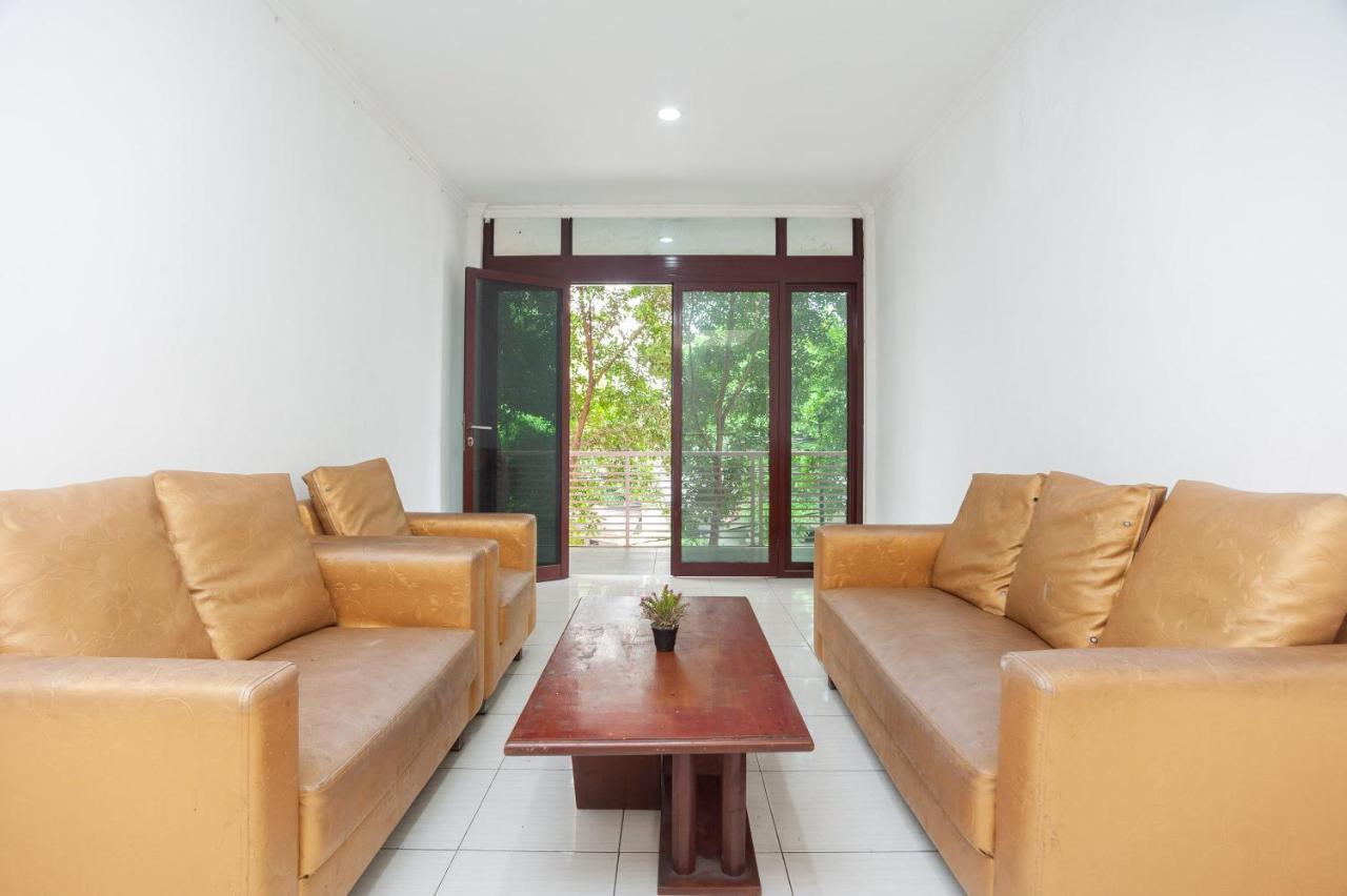 Reddoorz Syariah Near Grand Galaxy Park Otel Ceger Dış mekan fotoğraf
